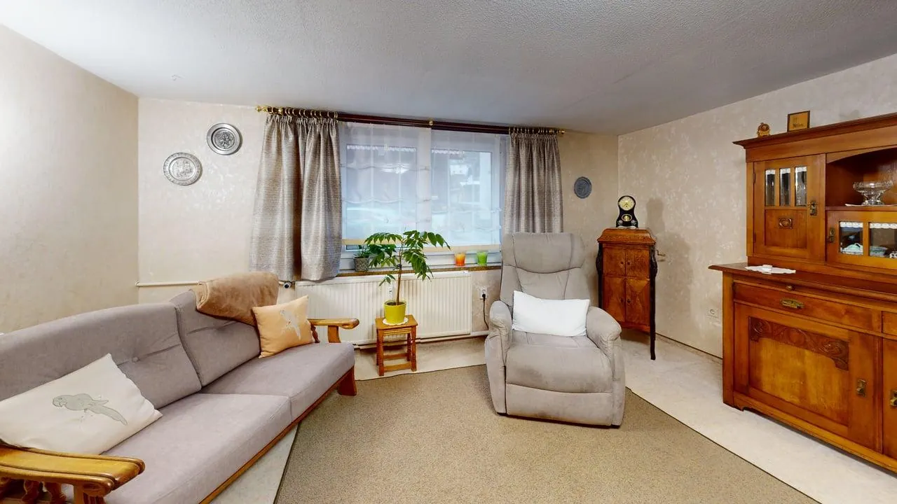 Heller Wohnbereich der Parterre Ferienwohnung in Klingenthal